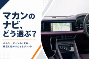 SUVのダッシュボードのナビ画面とスマホのイメージ